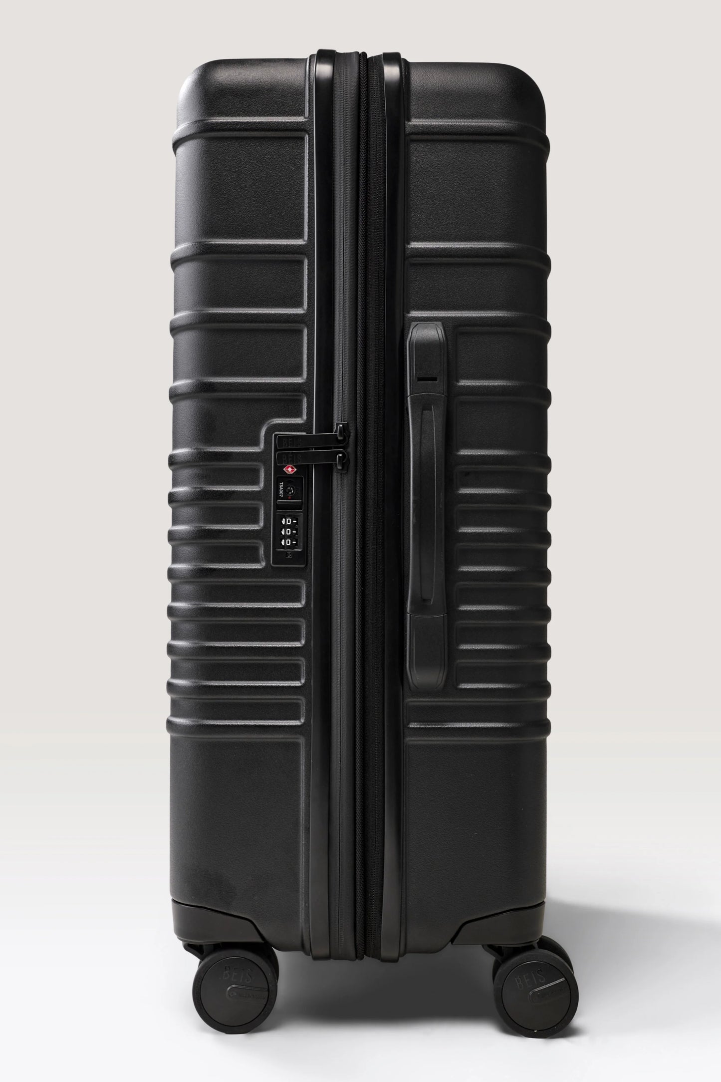The Medium Check-In Roller in Black